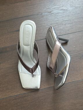 AKIRA Womens Metallic Bronze Square-Toe Thong Heels